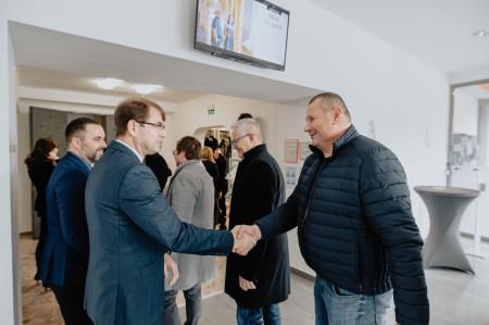 Rokovanje župana in ravnatelja Glasbene šole Ravne mag. Aleksandra Kotnika